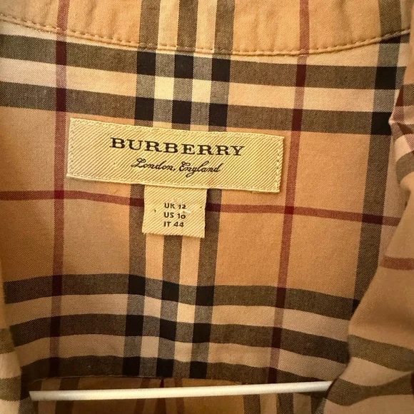 Beautiful authentic Burberry dress runs small it’s like size 6 - Picture 4 of 6